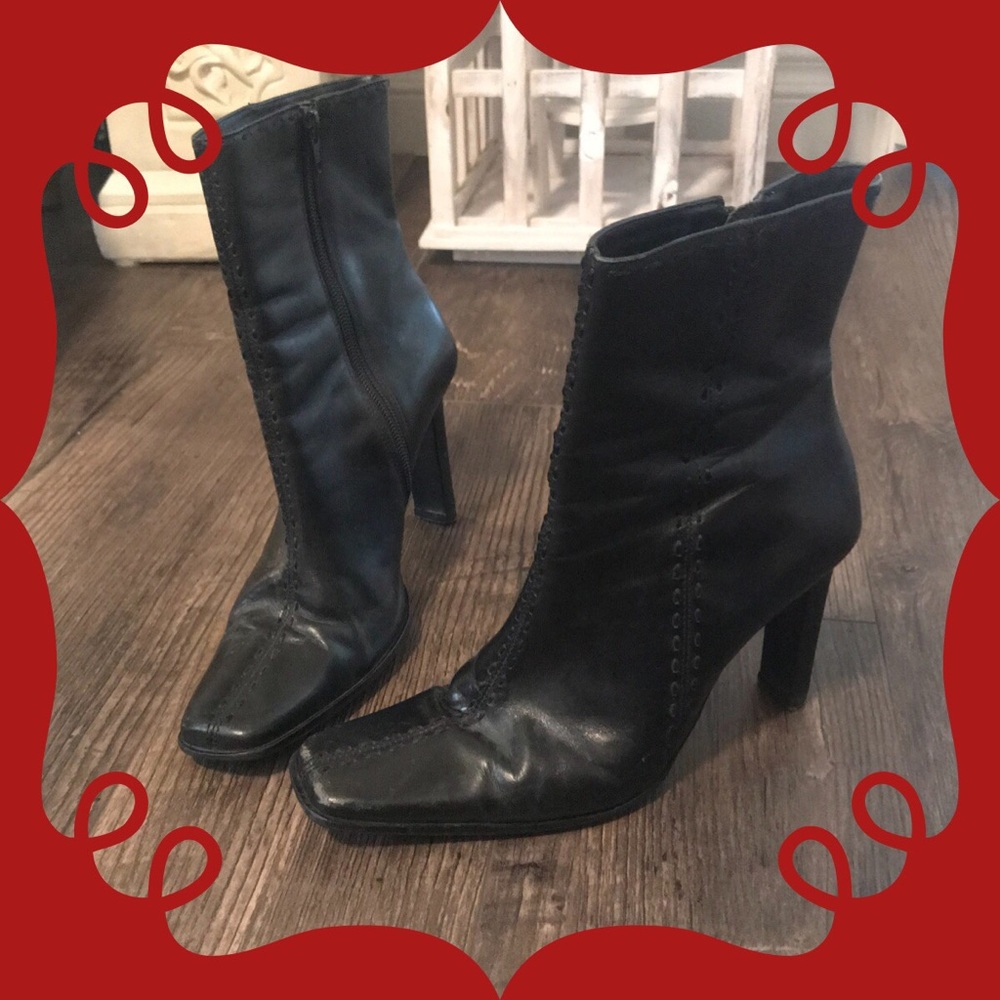 BLACK LEATHER ANKLE BOOTS WITH TOPSTITCHING
